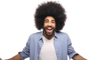 Beyaz arka plan önünde mutlu afro adam