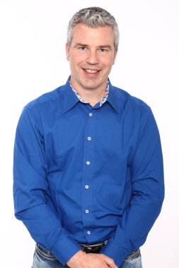 Yetişkin Kafkas adam gülümsüyor