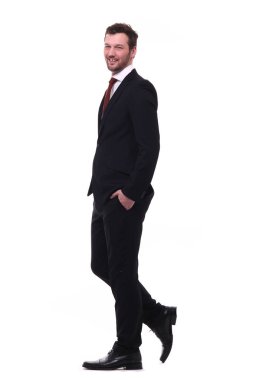 Beyaz genç adam gülümsüyor