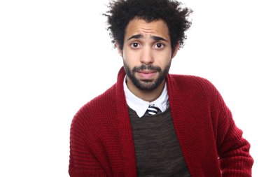 Beyaz arka plan üzerinde ciddi siyah adam