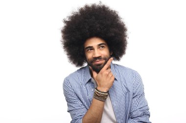 Beyaz arka plan önünde mutlu afro adam