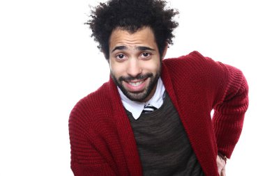 Beyaz arka plan üzerinde mutlu siyah adam