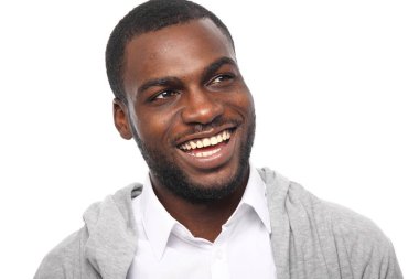 Siyah adam poz gülümseyen