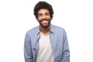 Mutlu siyah adam beyaz arka plan üzerinde poz