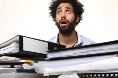 Siyah işadamı belgeleriyle çalışma