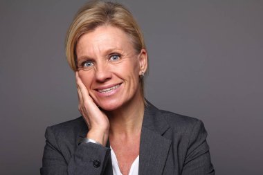 Eski beyaz kadın gülümsüyor