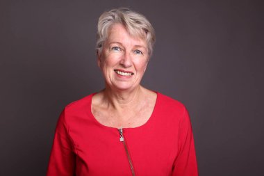 Eski beyaz kadın gülümsüyor