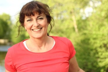 güzel bir kadın parkta poz