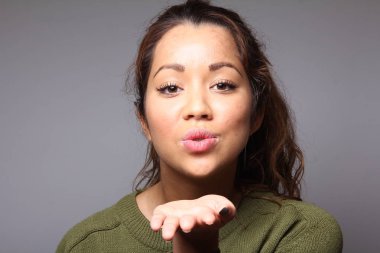 Güzel beyaz kadın hava öpücük gösterilen