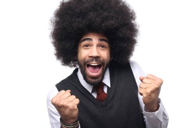 Beyaz arka plan önünde mutlu afro adam