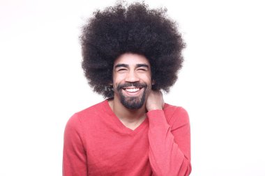 Afro-Amerikan adam beyaz arka plan üzerinde poz