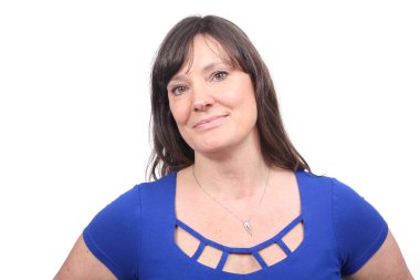 Eski beyaz kadın gülümsüyor