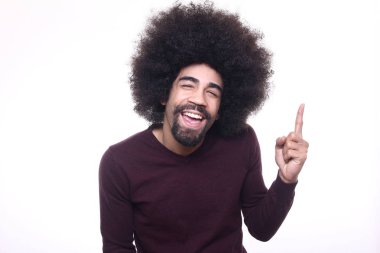 Afro-Amerikan adam beyaz arka plan üzerinde poz