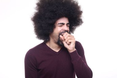 Afro-Amerikan adam beyaz arka plan üzerinde esnemek