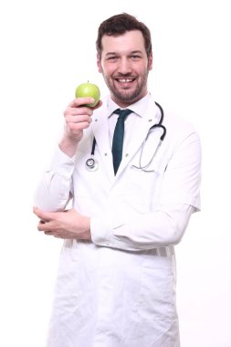 Erkek doktor stetoskop ve elma ile özel üniforma