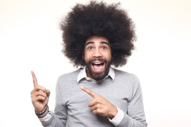 Beyaz arka plan önünde duygusal afro adam