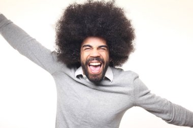 Beyaz arka plan önünde mutlu afro adam
