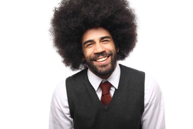 Mutlu siyah adam beyaz arka plan üzerinde poz