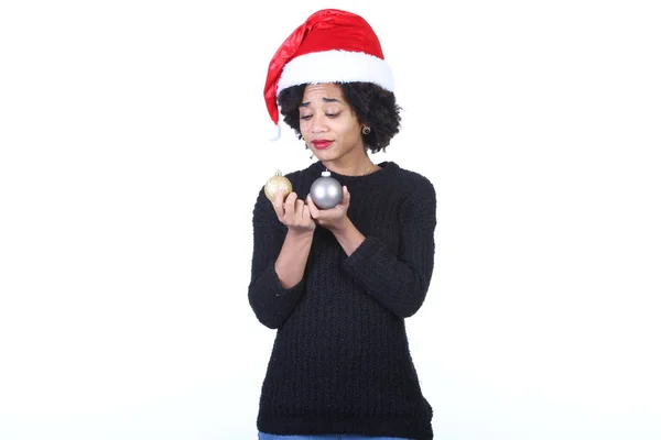 美しいアフリカ系アメリカ人女性はボール クリスマス帽子をかぶっています — ストック写真
