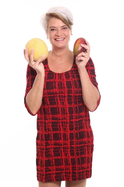Kobieta Blonde Trzymając Rękach Dwa Owoce — Zdjęcie stockowe