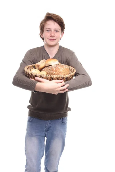Kaukasischer Teenie Junge Hält Korb Mit Verschiedenen Broten — Stockfoto