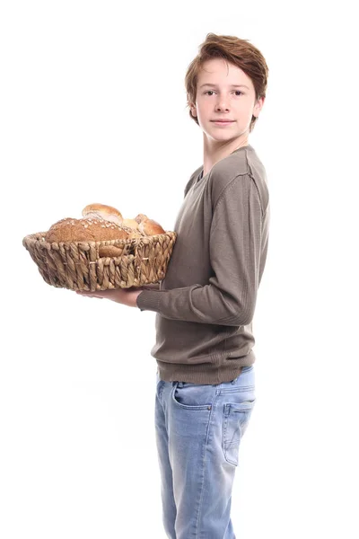 Anak Remaja Kaukasia Memegang Keranjang Dengan Roti Yang Berbeda — Stok Foto