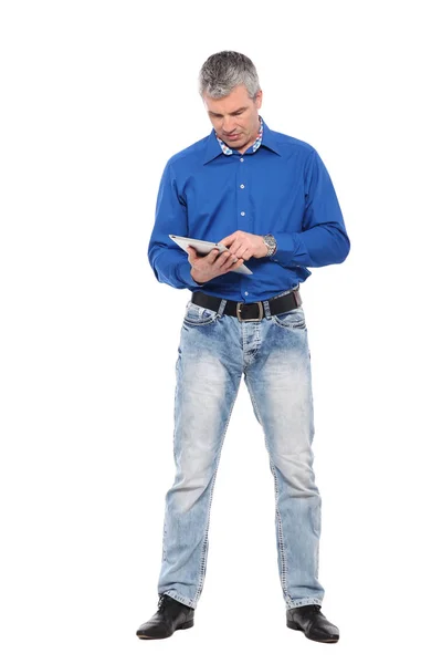 Homem Caucasiano Adulto Está Usando Tablet — Fotografia de Stock