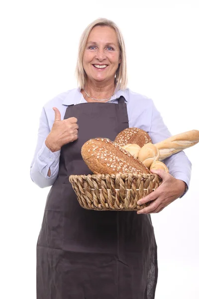 Frau Hält Korb Mit Verschiedenen Broten — Stockfoto