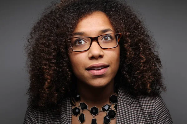 Mooie Afro Amerikaanse Vrouw Glazen — Stockfoto