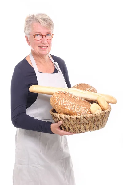 Kobieta Blonde Holding Drewniany Kosz Różnych Chleb — Zdjęcie stockowe