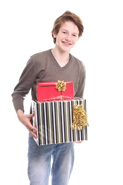 クリスマス プレゼントと美しい 代の少年 — ストック写真