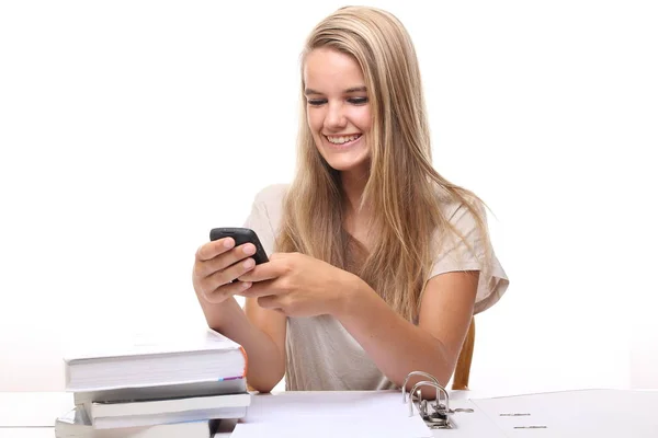 Blondes Mädchen Benutzt Handy Während Sie Tisch Mit Dokumenten Arbeitet — Stockfoto