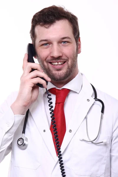 Αρσενικό Γιατρός Φορώντας Ειδική Στολή Στηθοσκόπιο Και Μιλάμε Στο Τηλέφωνο — Φωτογραφία Αρχείου