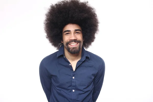 Hombre Afroamericano Con Pelo Rizado Posando Sobre Fondo Blanco — Foto de Stock