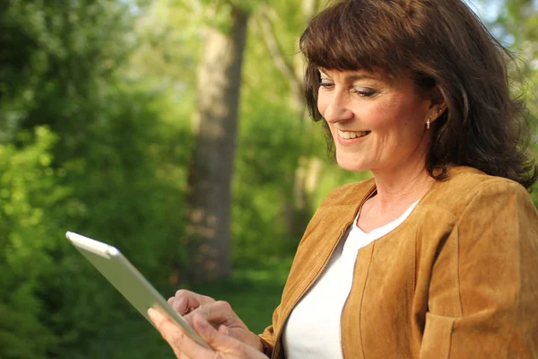 Femme Utilisant Une Tablette Dans Parc — Photo