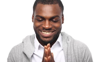 Siyah genç adam dua ediyor