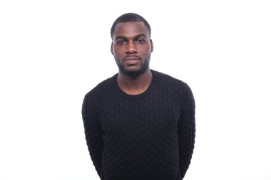 siyah adam Studio poz