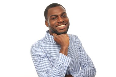 Siyah adam poz gülümseyen