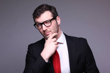 Beyaz genç adam hakkında bir şey düşünüyor