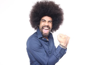 Afro-Amerikan adam beyaz arka plan üzerinde poz