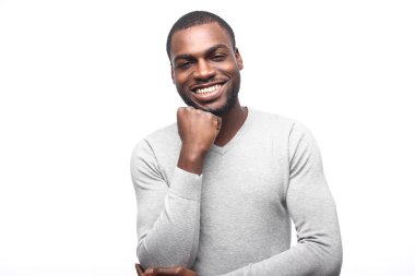 Genç siyah adam poz gülümseyen