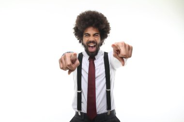 Beyaz arka planda siyah adam çığlık