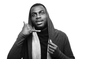 Afrika adam gösteren çağrı işareti üzerinde siyah beyaz sesi