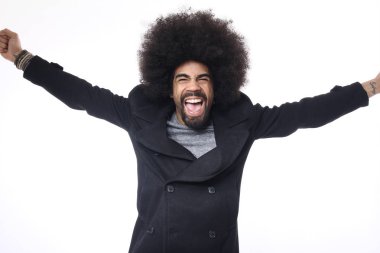 Afro-Amerikan adam beyaz arka plan üzerinde poz