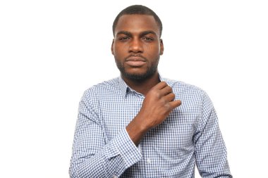 siyah adam Studio poz