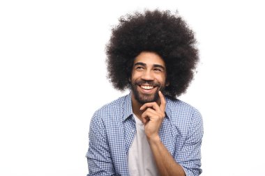 Beyaz arka plan önünde mutlu afro adam