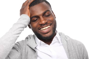 Siyah adam poz gülümseyen