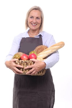 Farklı ekmek ve meyve sepeti tutan kadın