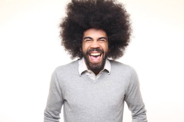 Beyaz arka plan önünde duygusal afro adam
