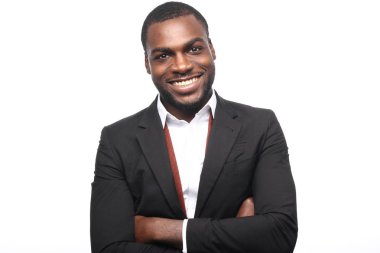 Siyah adam poz gülümseyen